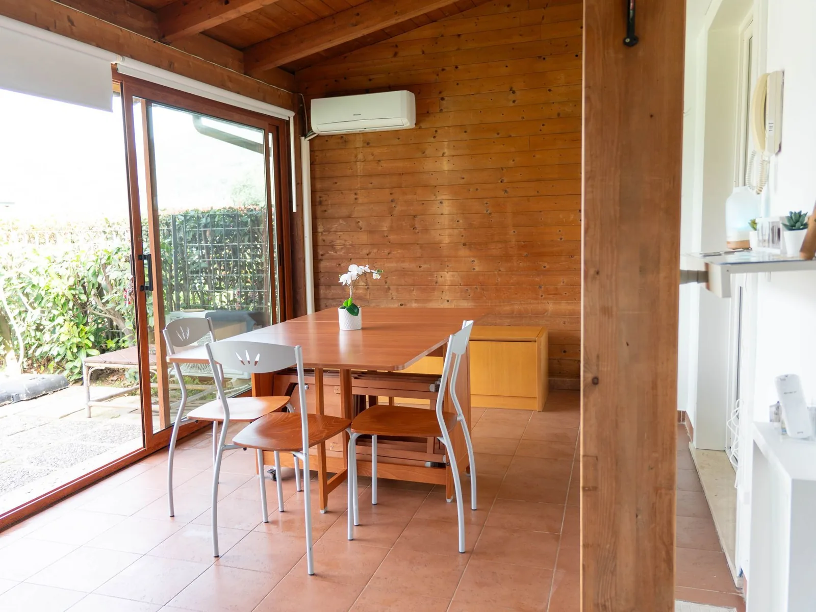 Veranda con tavolo da pranzo